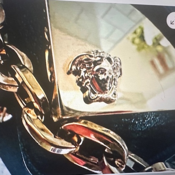 The Versace La Medusa Soft Lamb Leather Bag in size M is a luxurious and stylish - Picture 11 of 16